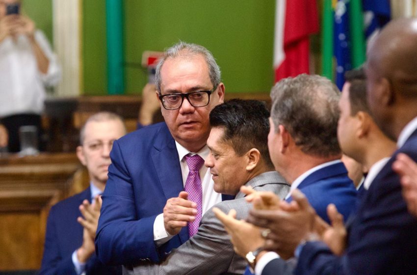 Carlos Muniz convoca Colégio de Líderes para definir votação de projetos
